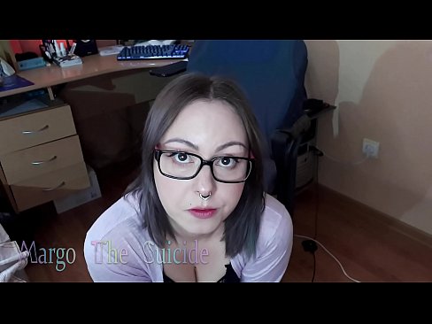 ❤️ Ọmọbinrin ti o ni gbese pẹlu awọn gilaasi buruja Dildo jinna lori Kamẹra ❌ Ibalopo