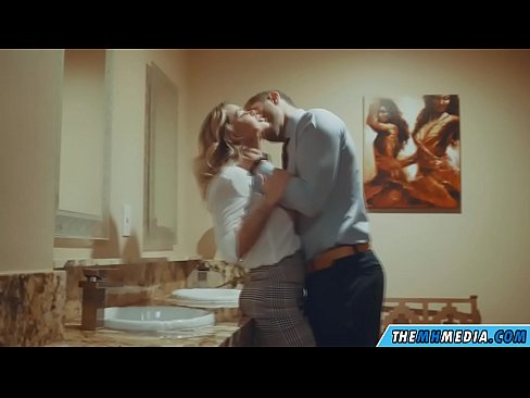 ❤️ Nigbati bilondi ti oyan ba tan ọ ni yara isinmi ti gbogbo eniyan ❌ Ibalopo